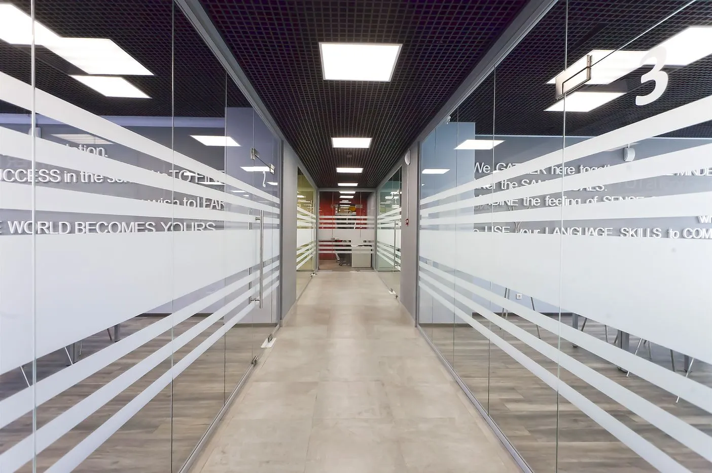 Цельностеклянные офисные перегородки