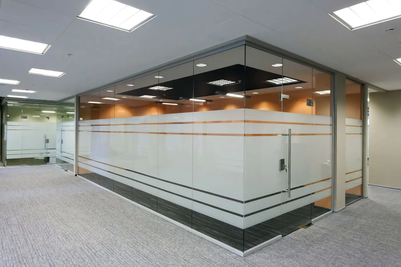 Цельностеклянные офисные перегородки