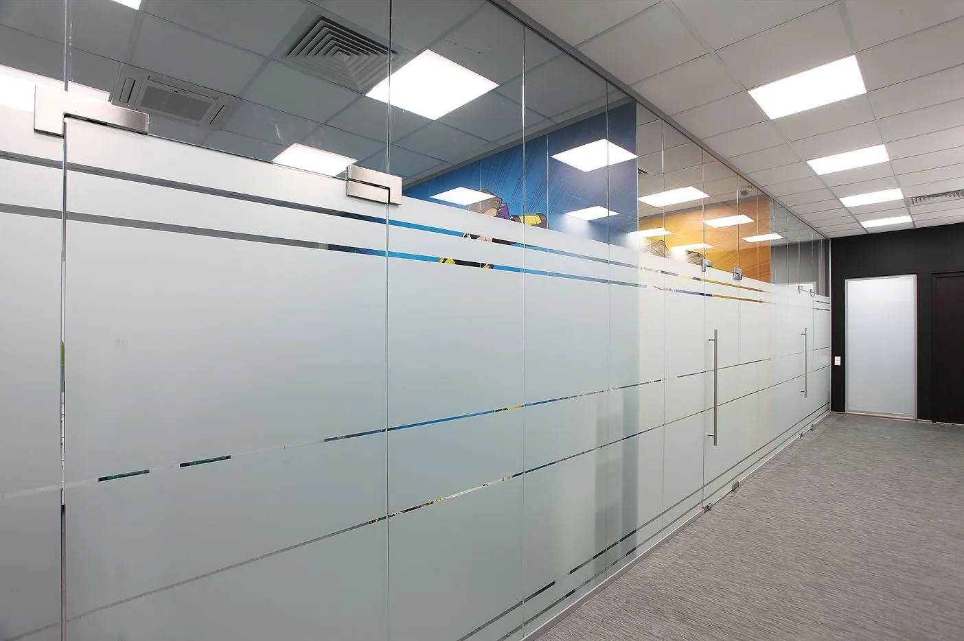 Цельностеклянные офисные перегородки