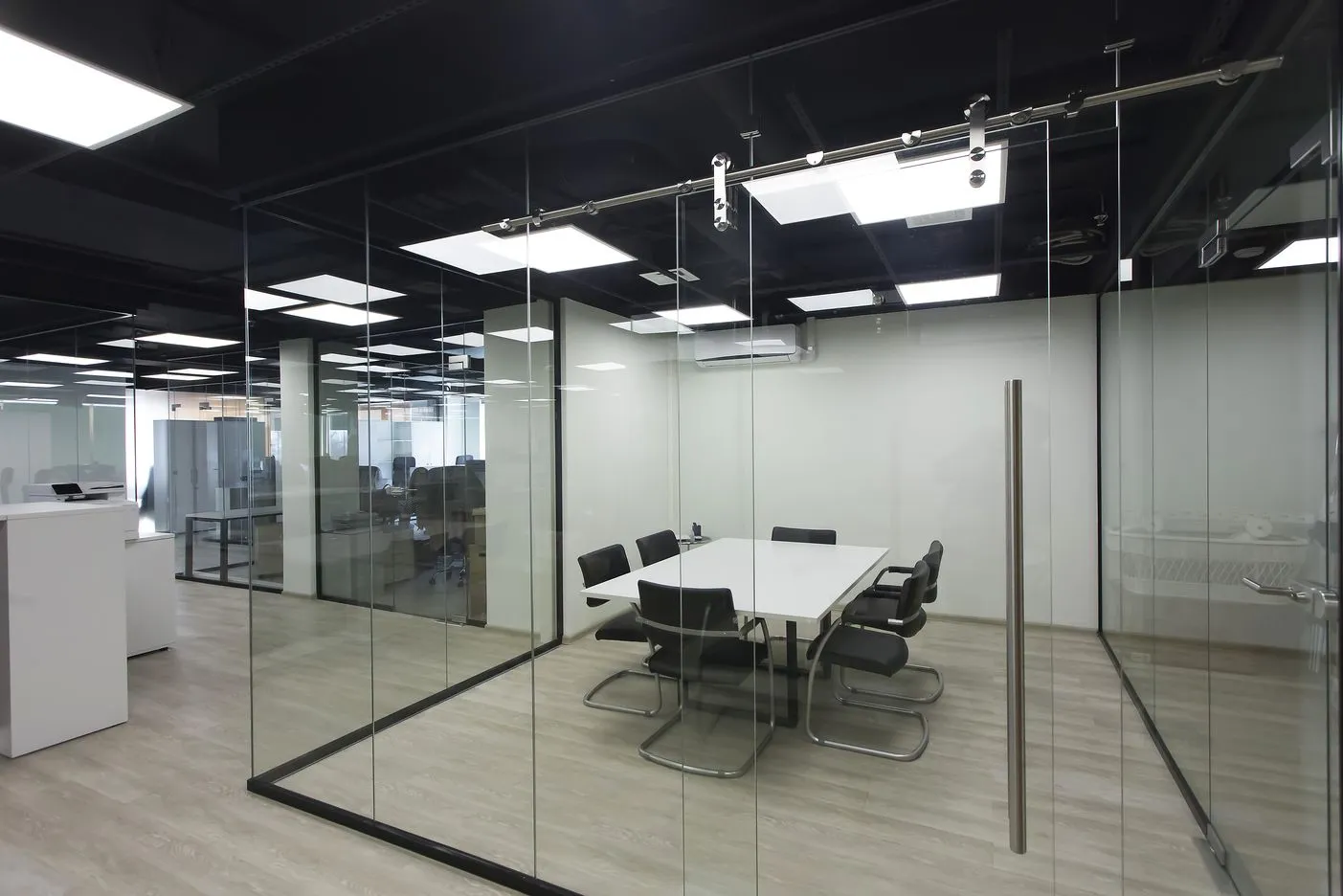 Цельностеклянные офисные перегородки